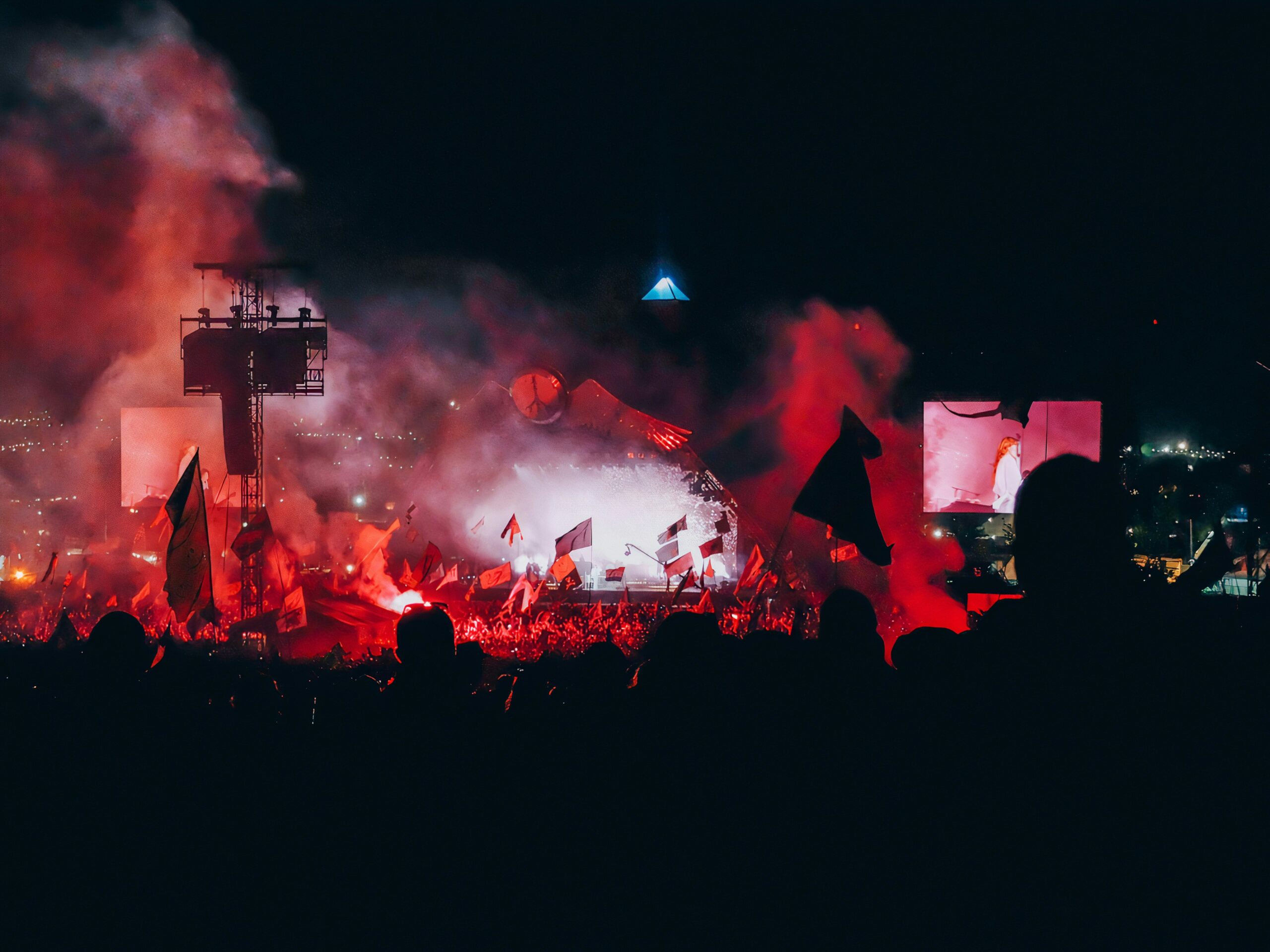Glastonbury Festival crowd pyramid stage